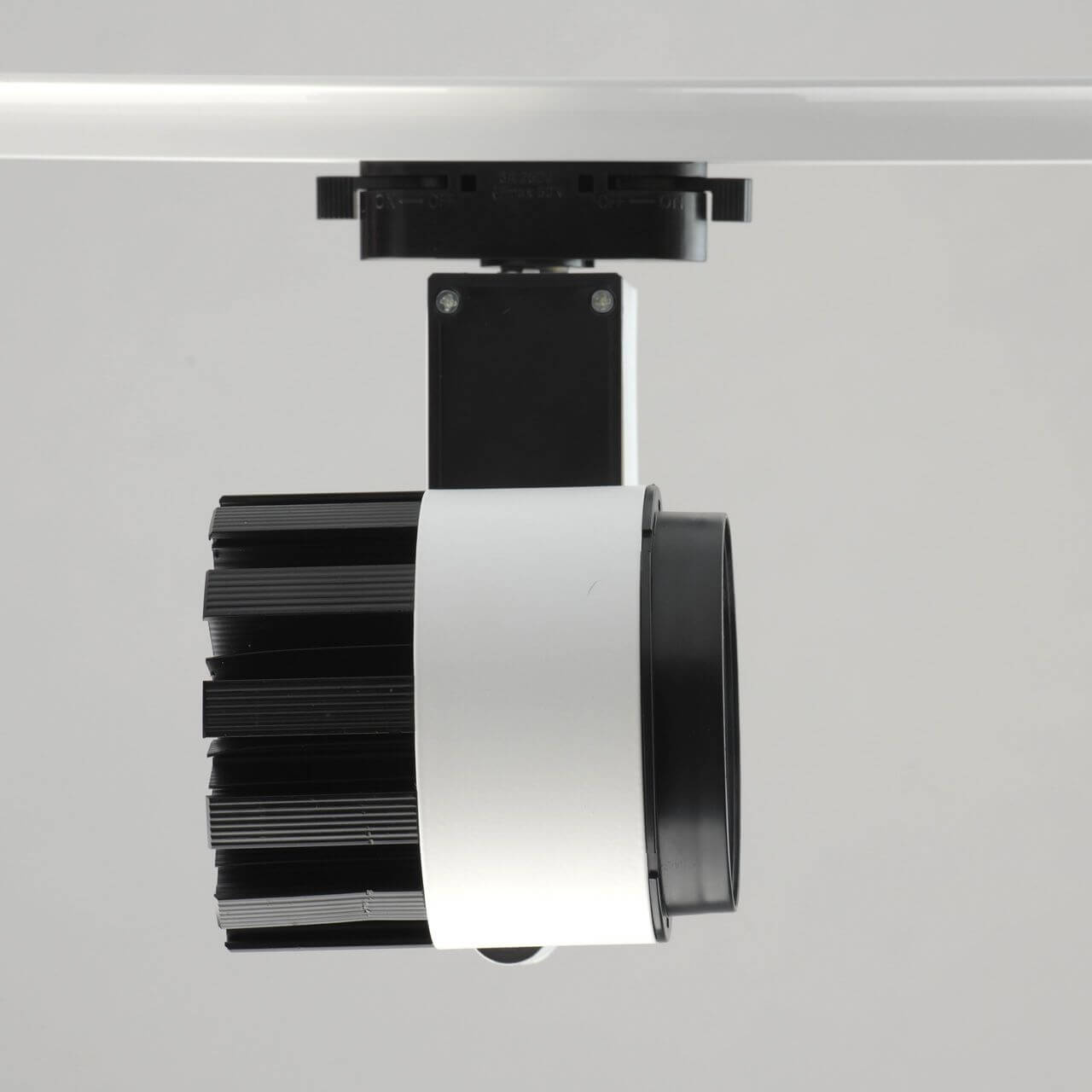 Трековый светодиодный светильник De Markt Трек-система 550010801