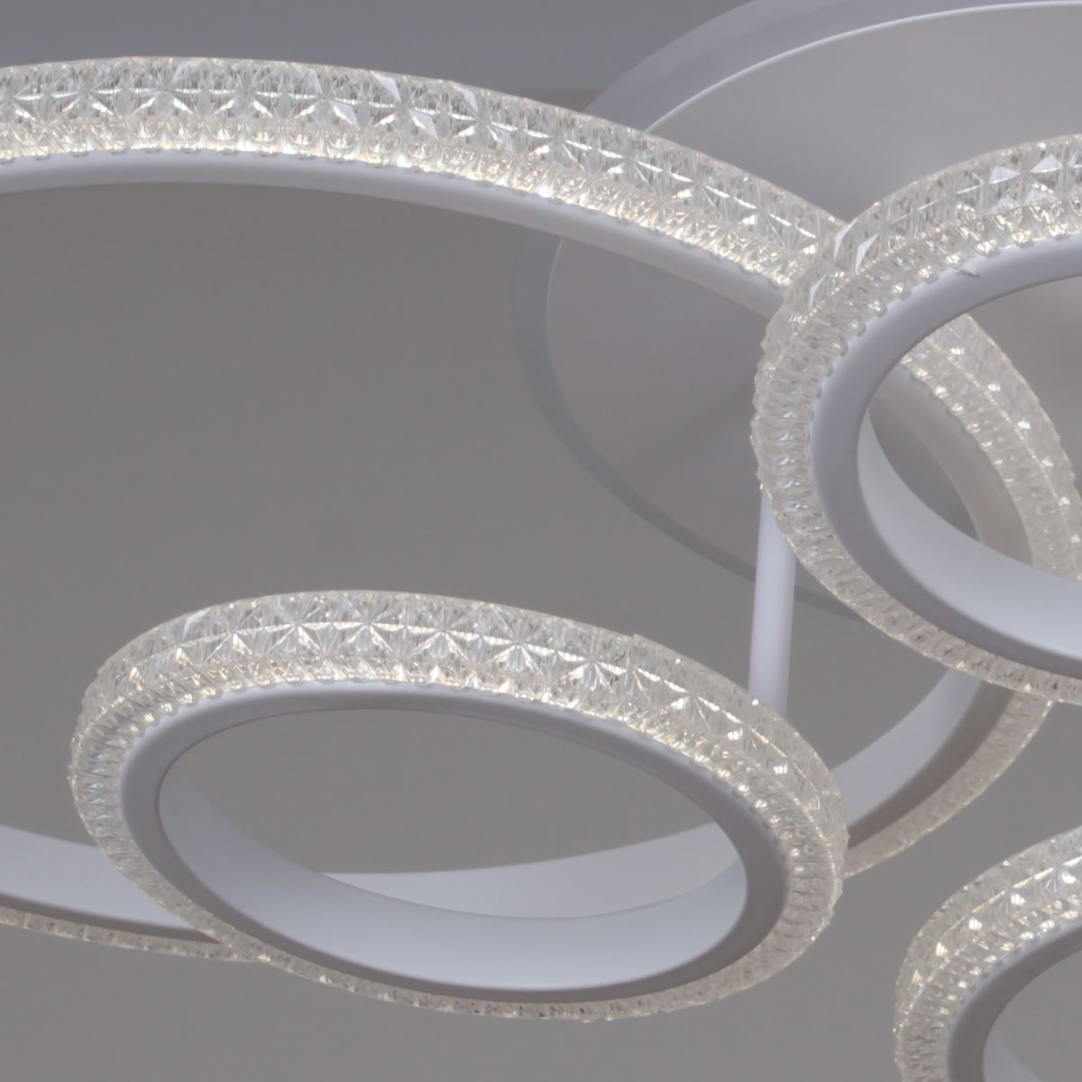 Потолочная люстра Reluce 06334-0.3-05 WH (RGB)