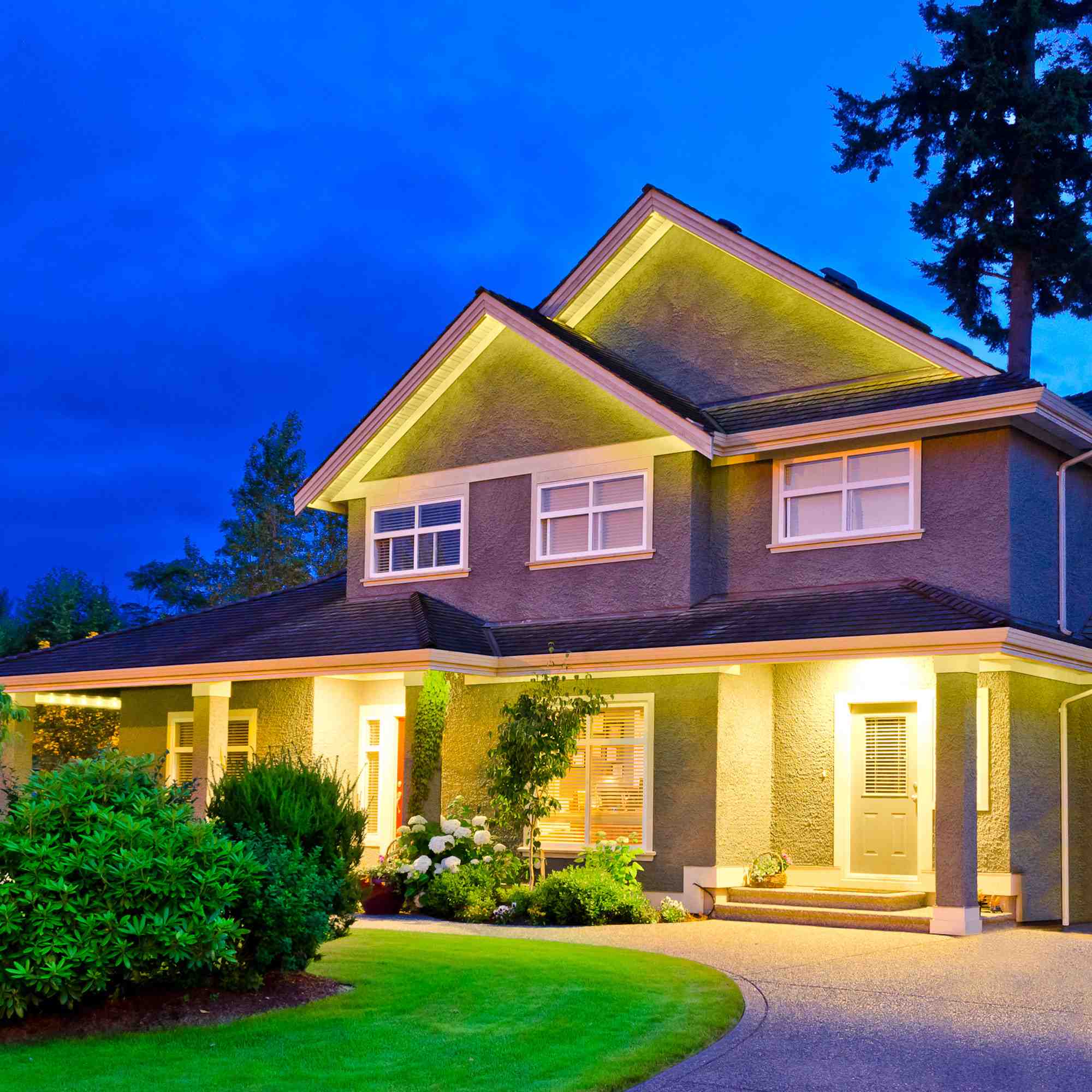 Комплект светодиодной ленты Apeyron 220В 4,8Вт/м smd3528, 60д/м IP65 300Лм/м 5м 3000К, (шнур питания 220В заглушка-1шт, крепеж-5шт) SL-05