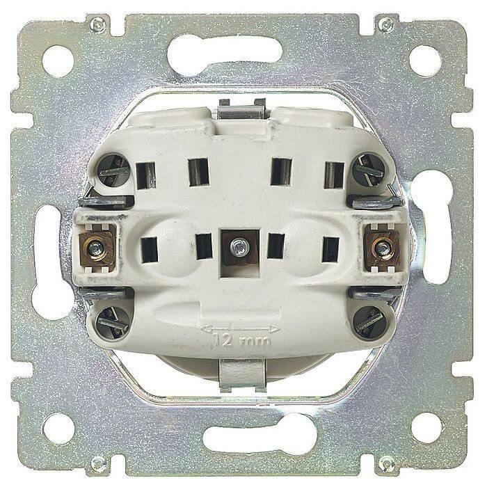 Розетка 2К+3 Legrand Valena 16A 250V с/з со шторками безвинтовой зажим белая 774222