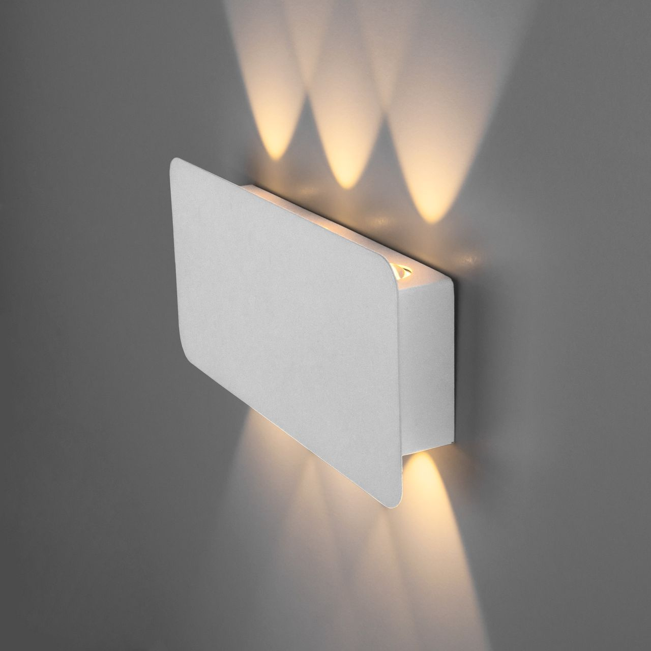 Настенный светодиодный светильник Eurosvet Angle 40138/1 LED белый