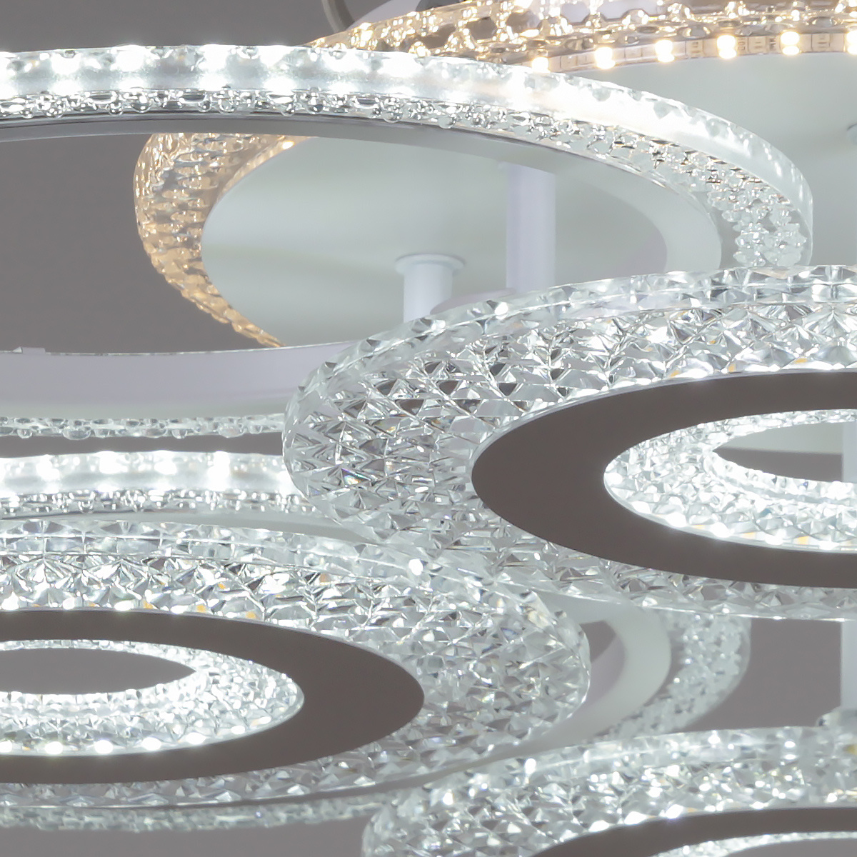 Потолочная люстра Reluce 20697-0.3-4+1+1