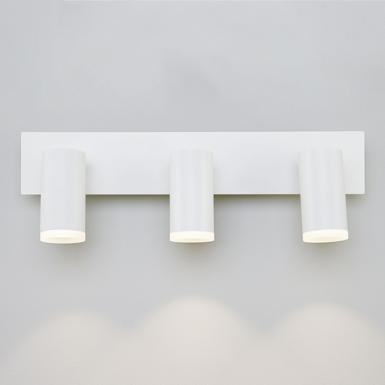 Спот Eurosvet Holly 20067/3 LED белый