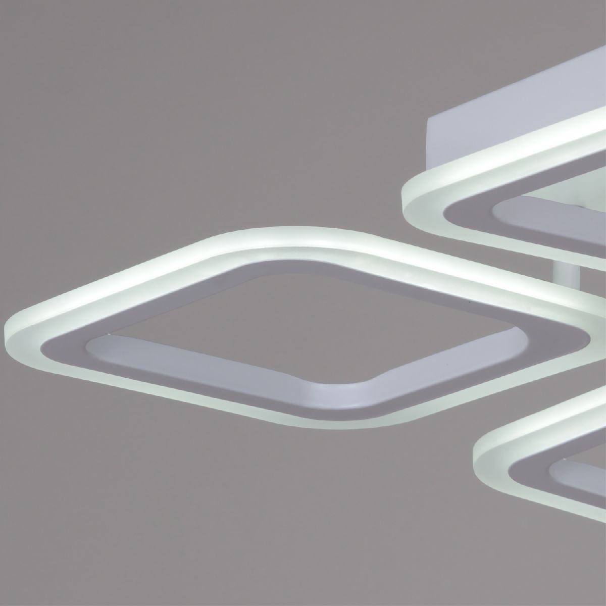 Потолочная люстра Reluce 02316-3.3-04S WH