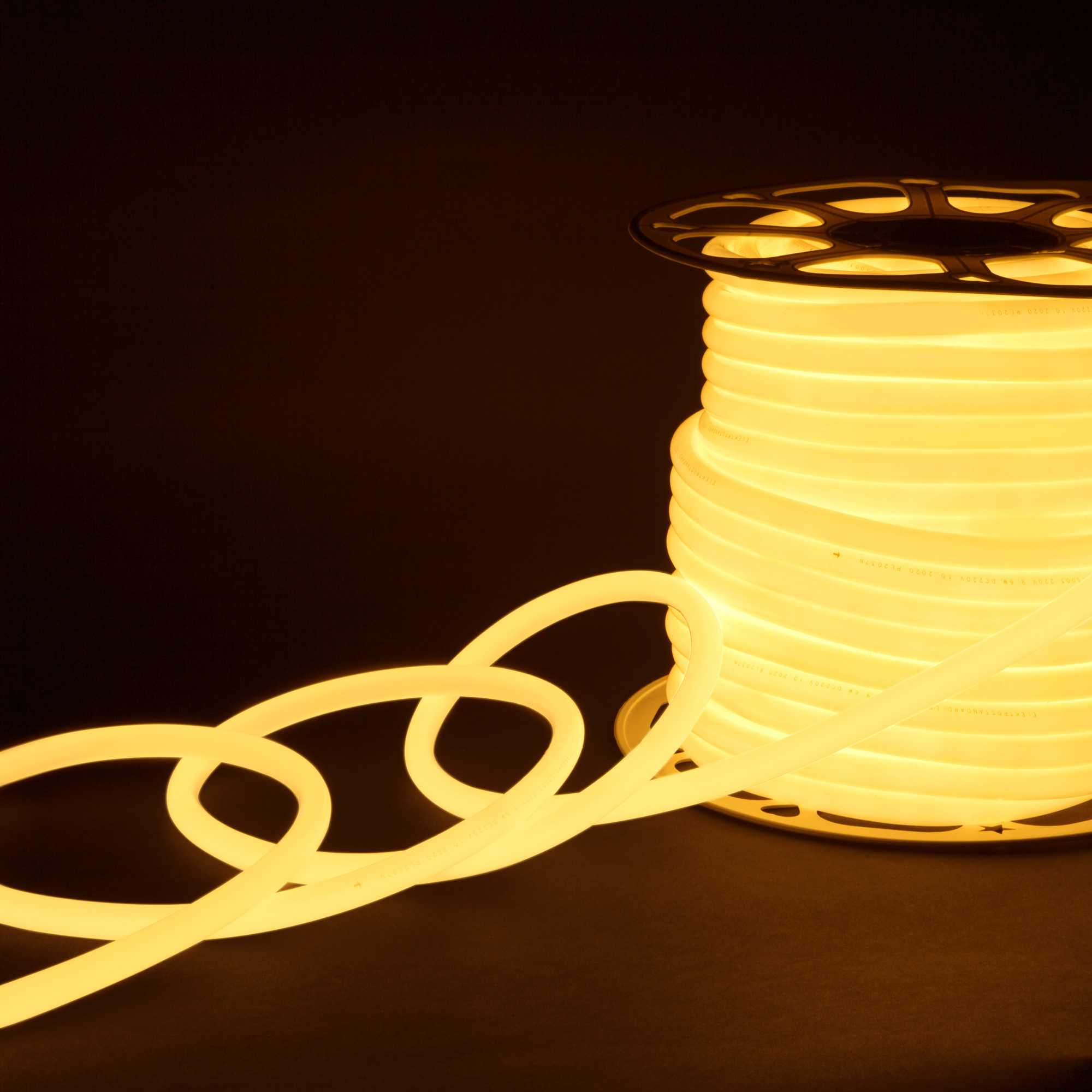 Светодиодный гибкий неон Elektrostandard 220V 9,6W 144Led 2835 IP67 круглый теплый белый, 50 м 4690389167485