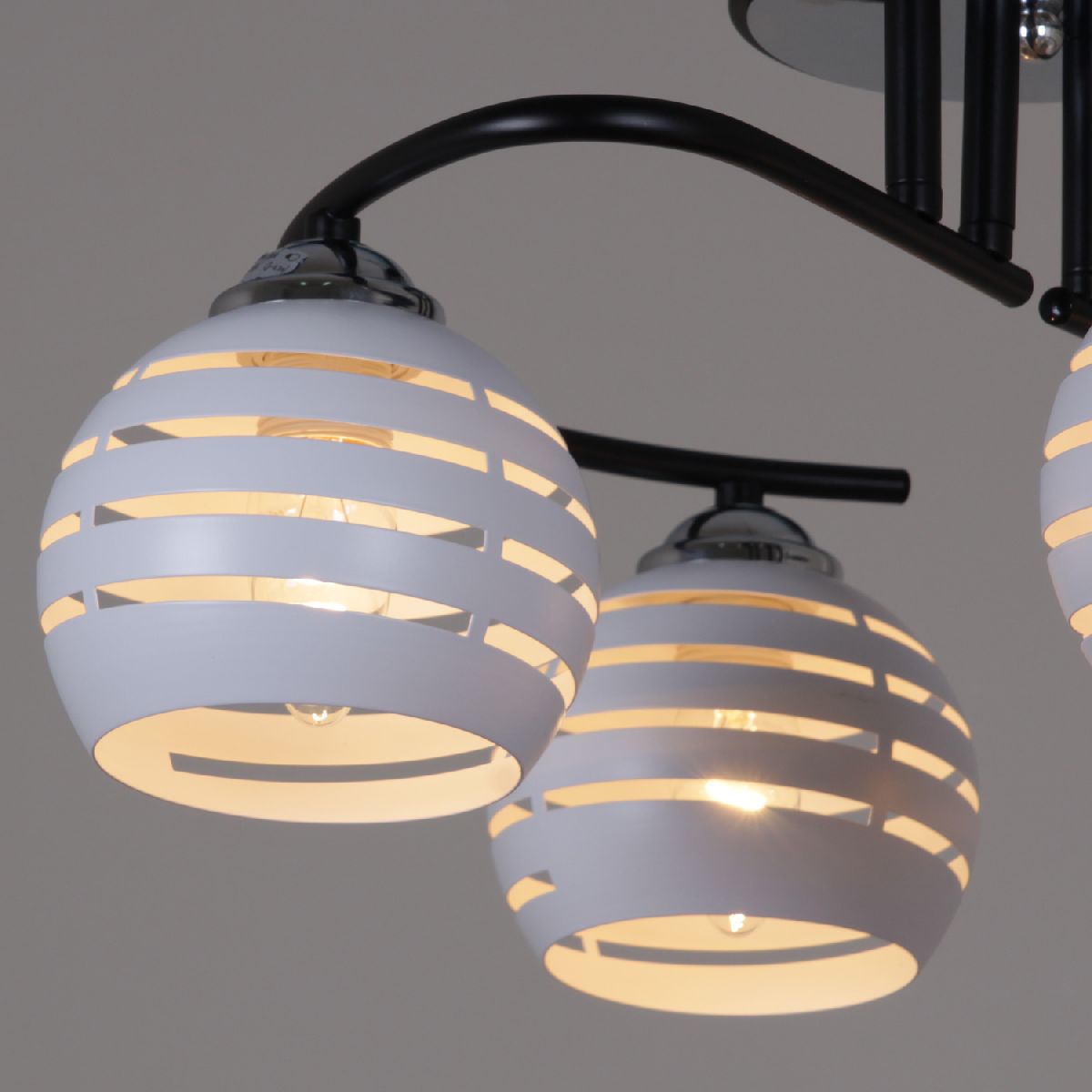 Потолочная люстра Reluce 70168-3.3-04 CR