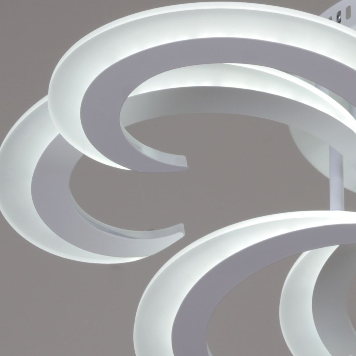 Потолочная люстра Reluce 05090-0.3-4+4 WH