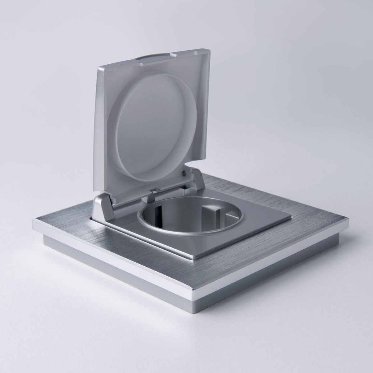 Розетка влагозащ. с зазем. с защит. крышкой и шторками Werkel (серебряный) W1171206 4690389157738 a050889