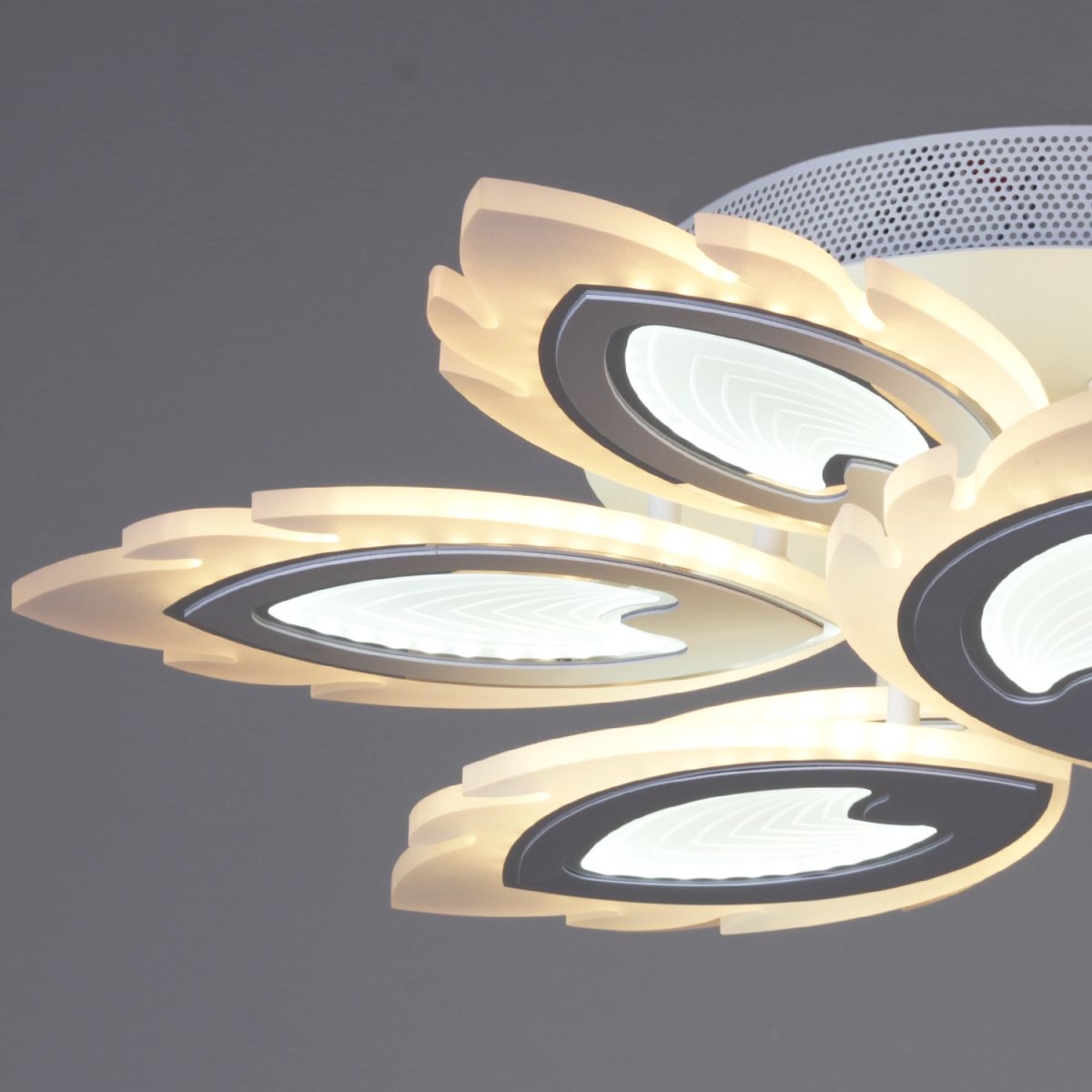 Потолочная люстра Reluce 05133-0.3-6+3 White