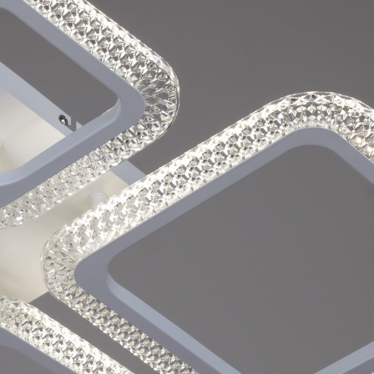 Потолочная люстра Reluce 08491-0.3-2+2C WH