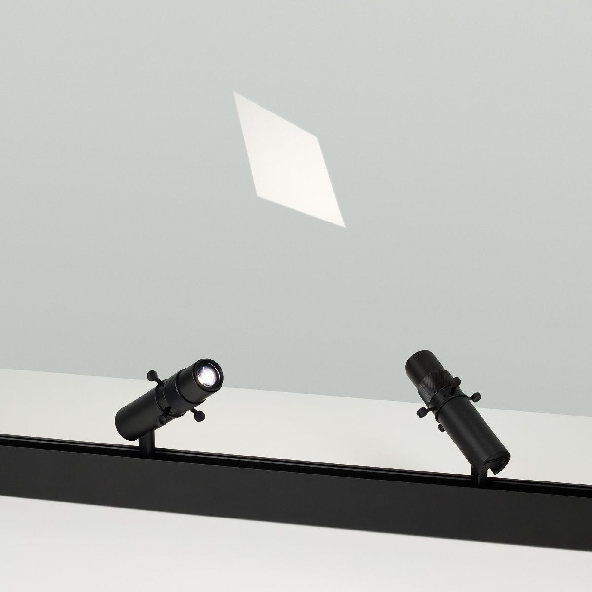 Трековый магнитный светильник Arlight MAG-ORIENT-SPOT-CROP-ZOOM-TC-R35-6W Day4000 (BK, 19-29 deg, 48V) 045066