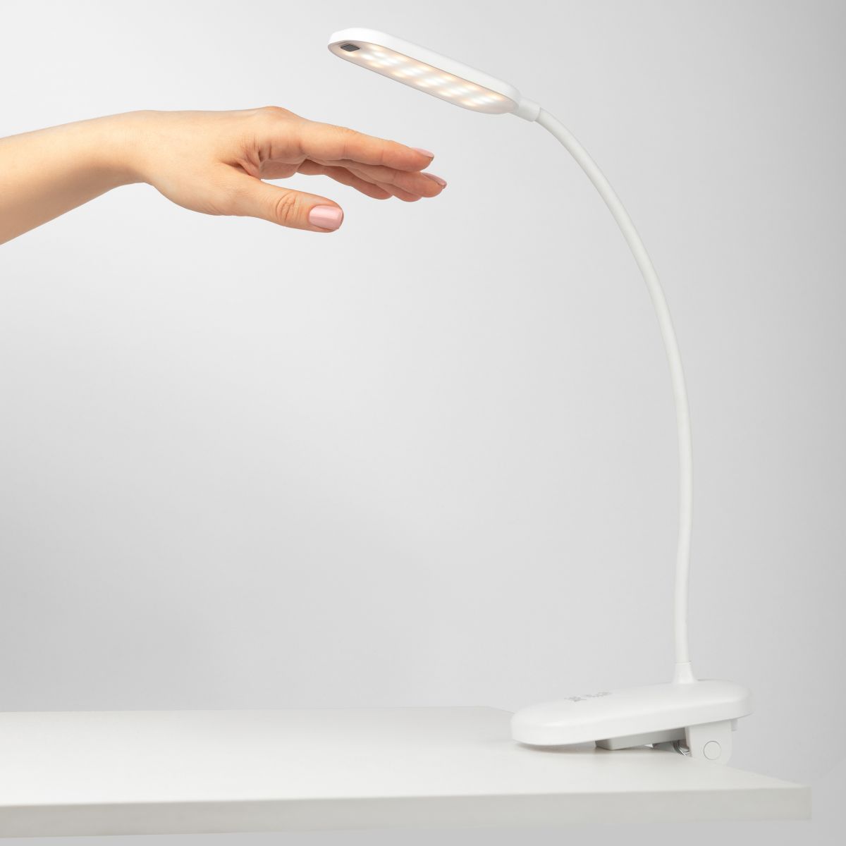 Настольная аккумуляторная лампа Эра NLED-525-6W-W Б0068589