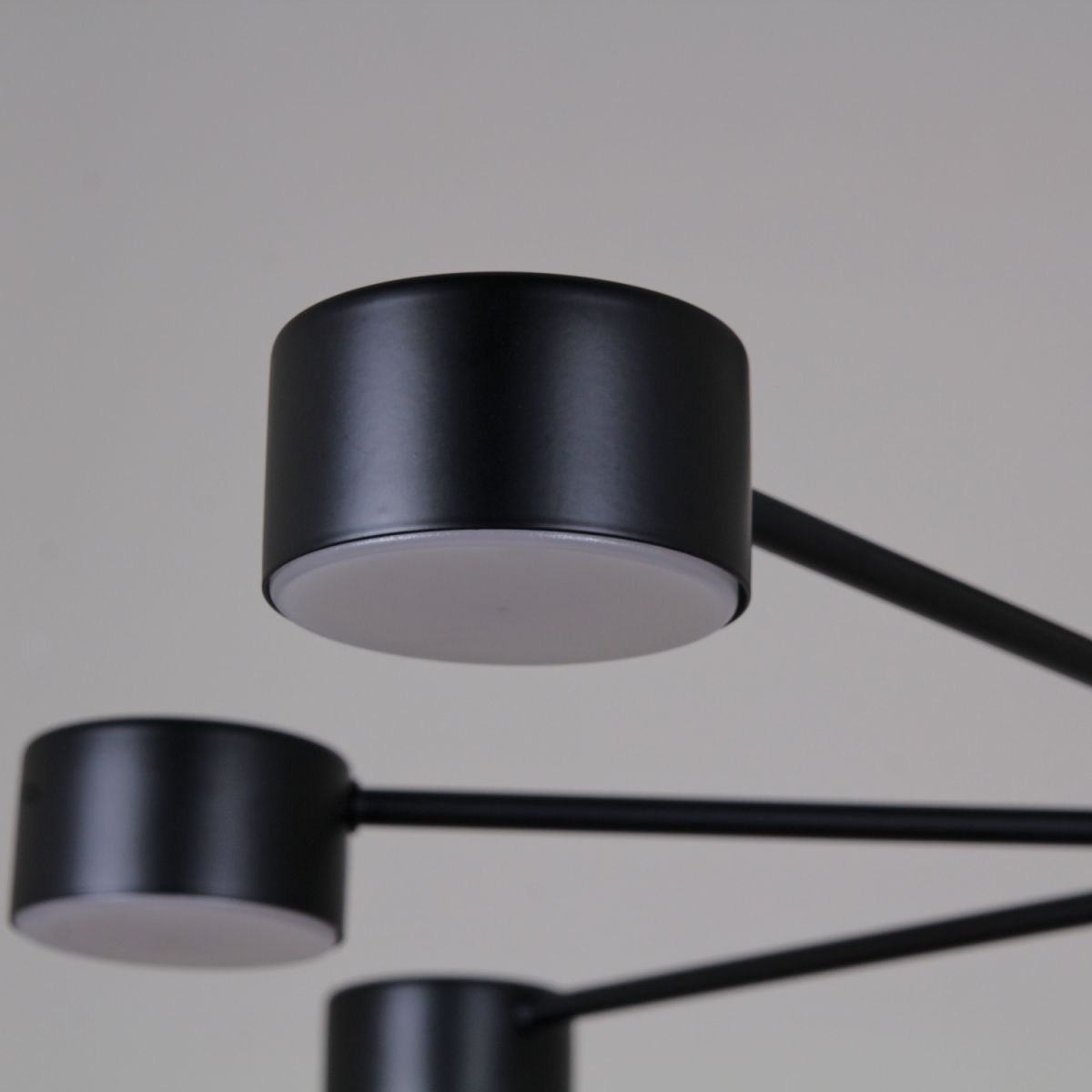 Люстра на штанге Reluce 03735-0.3-07 BK GX53