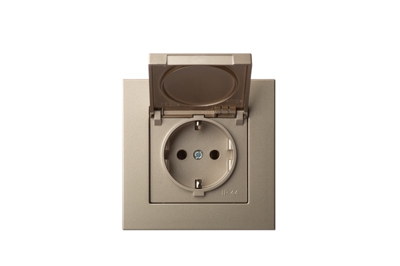 Розетка с заземлением и крышкой Liregus Epsilon 28-313