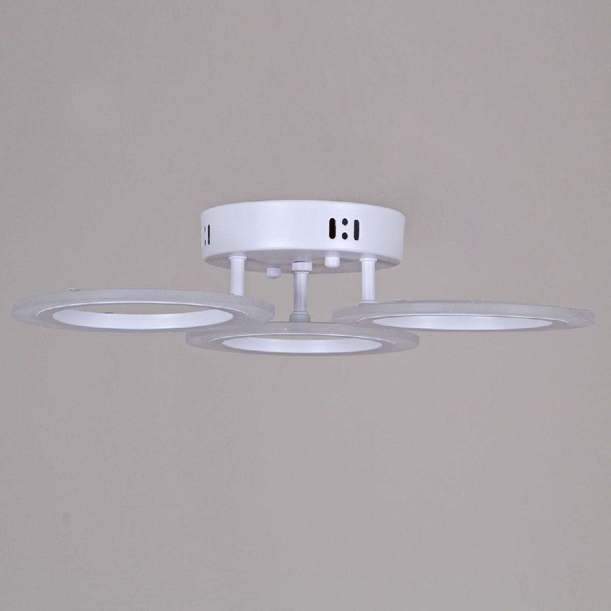 Потолочная люстра Reluce 02306-3.3-03S WH