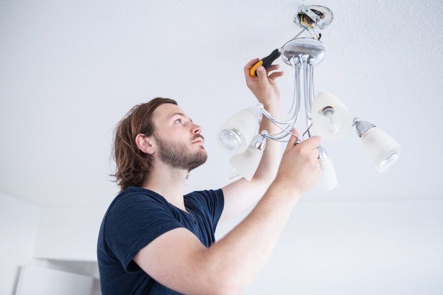 Практические советы как повесить люстру в квартире