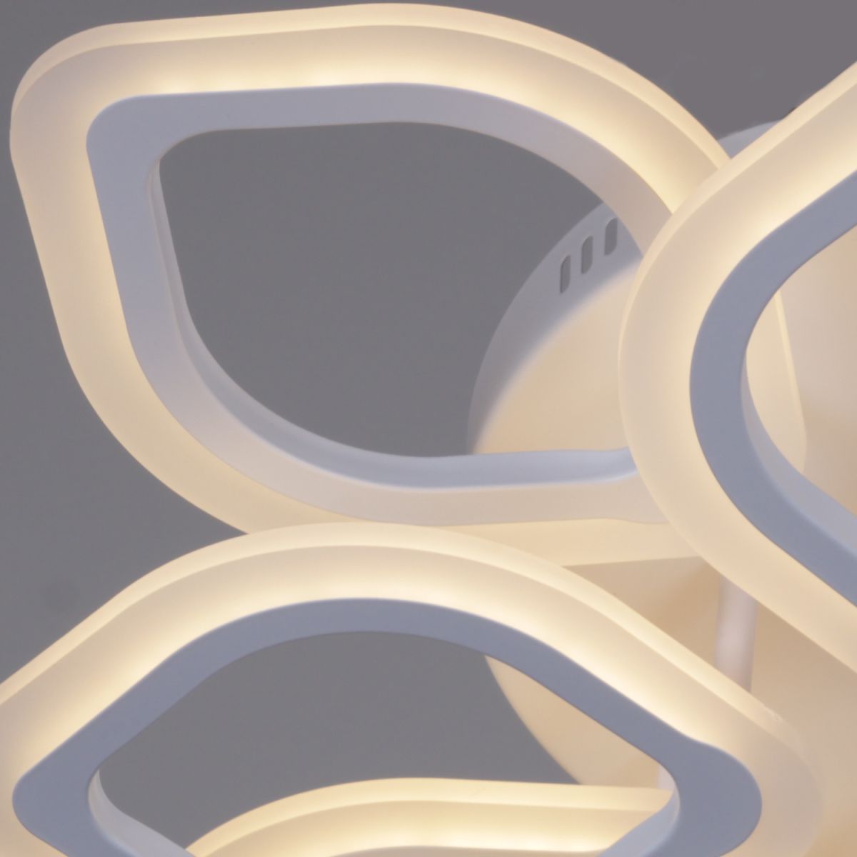 Потолочная люстра Reluce 10320-0.3-4+4S WH