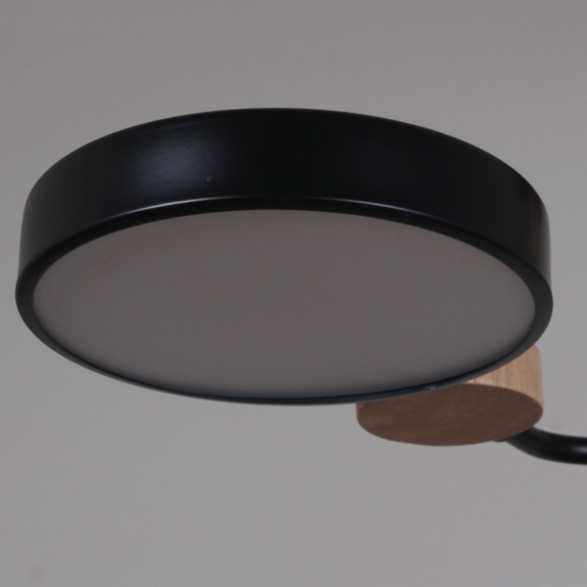 Люстра на штанге Reluce 03326-0.3-05 BK+WOOD