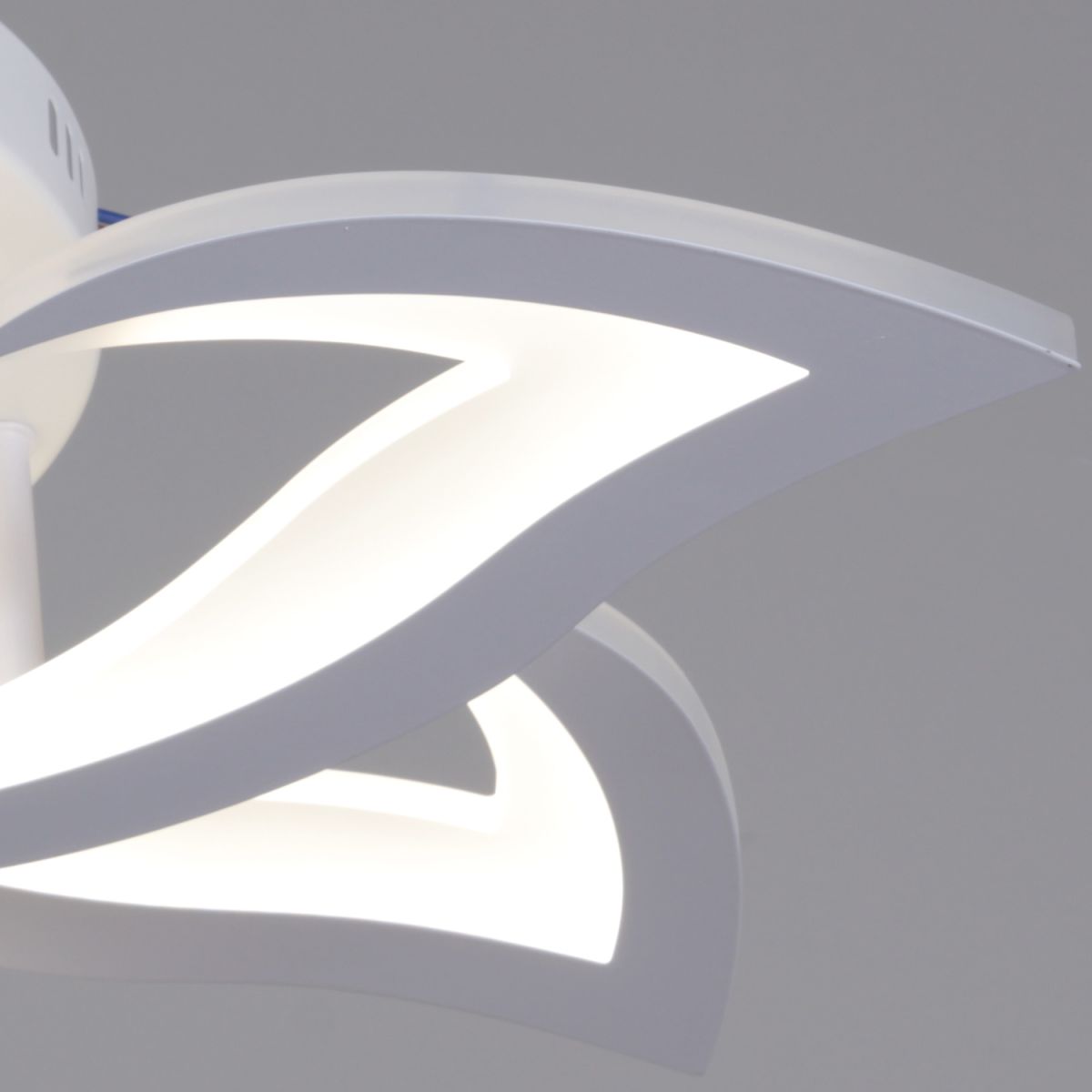 Потолочная люстра Reluce 20150-0.3-3+3 WH