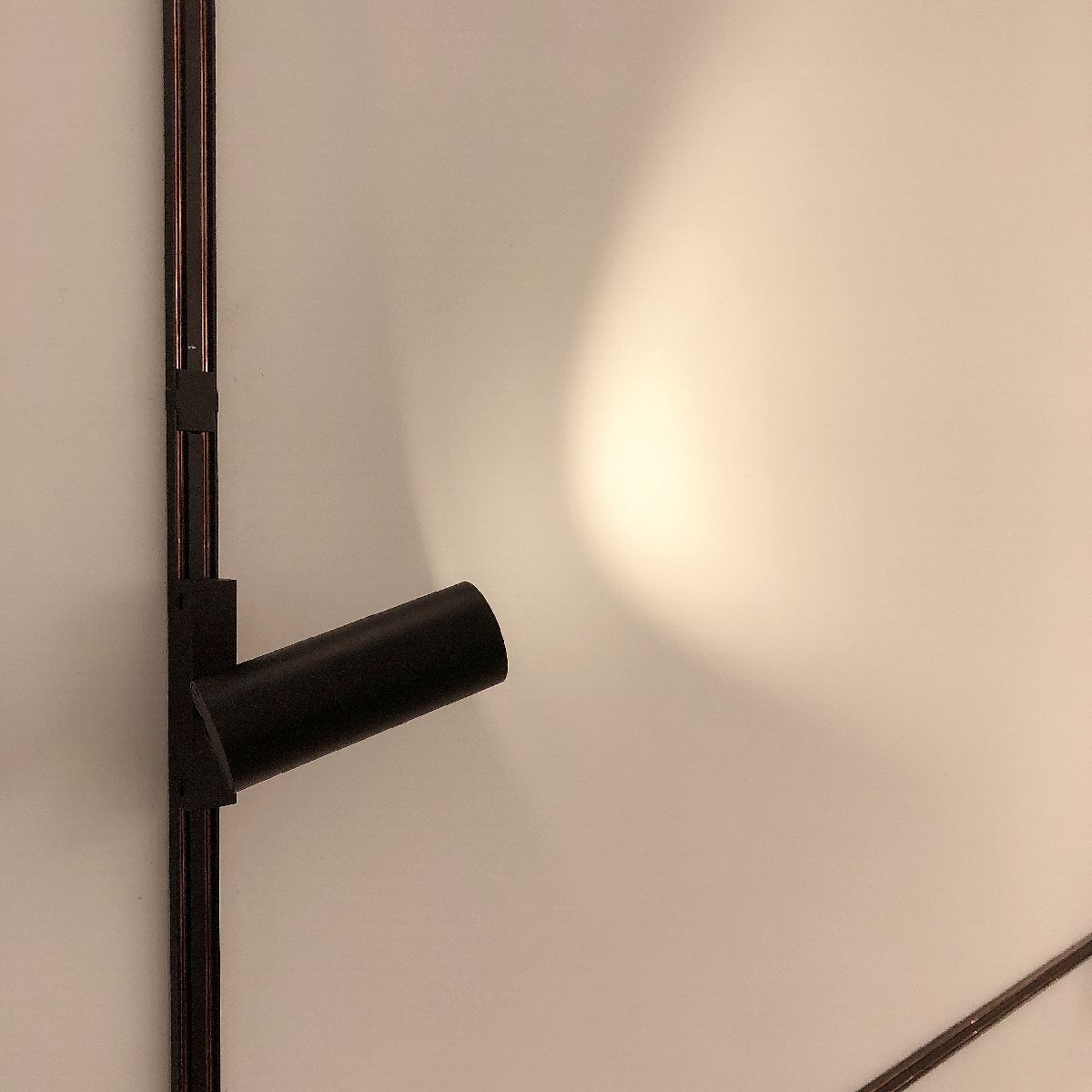 Трековый магнитный светильник iLedex Vision 4825-042-D55-18W-38DG-3000K-BK