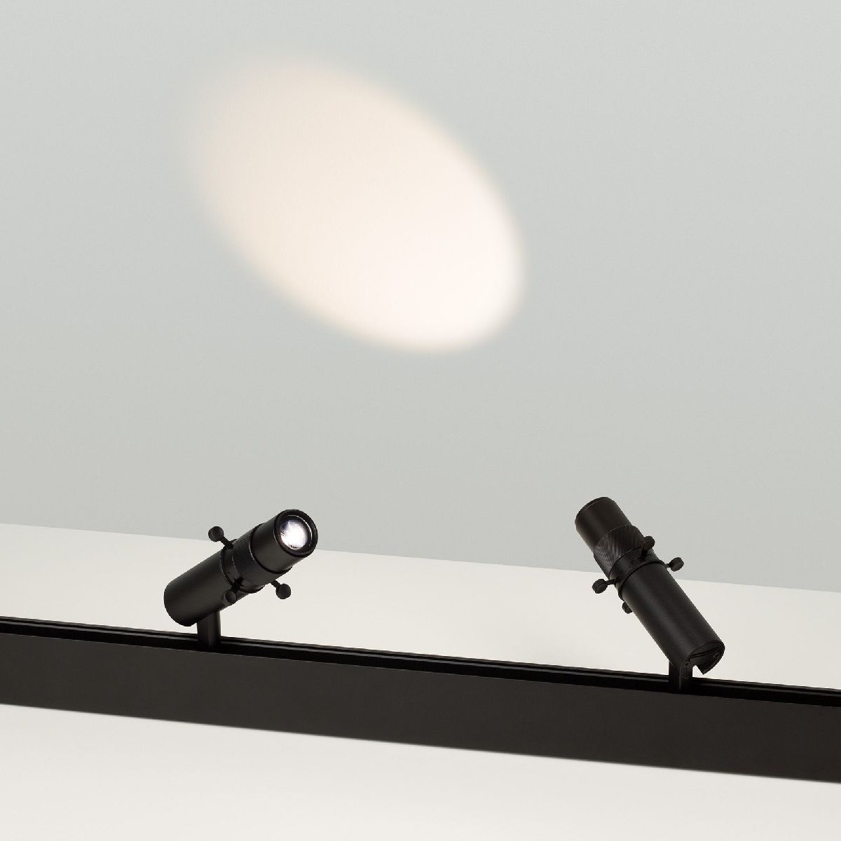 Трековый магнитный светильник Arlight MAG-ORIENT-SPOT-CROP-ZOOM-TC-R35-6W Warm3000 (BK, 19-29 deg, 48V) 045067